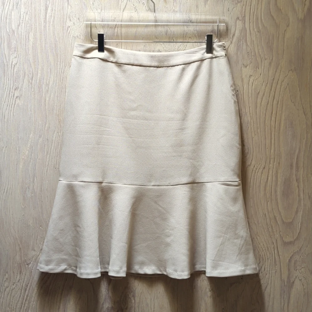 Le Suit Crepe Flounce Beige Skirt size 8